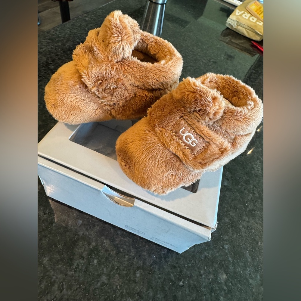 NIB UGG Tan Fuzzy Infant Booties